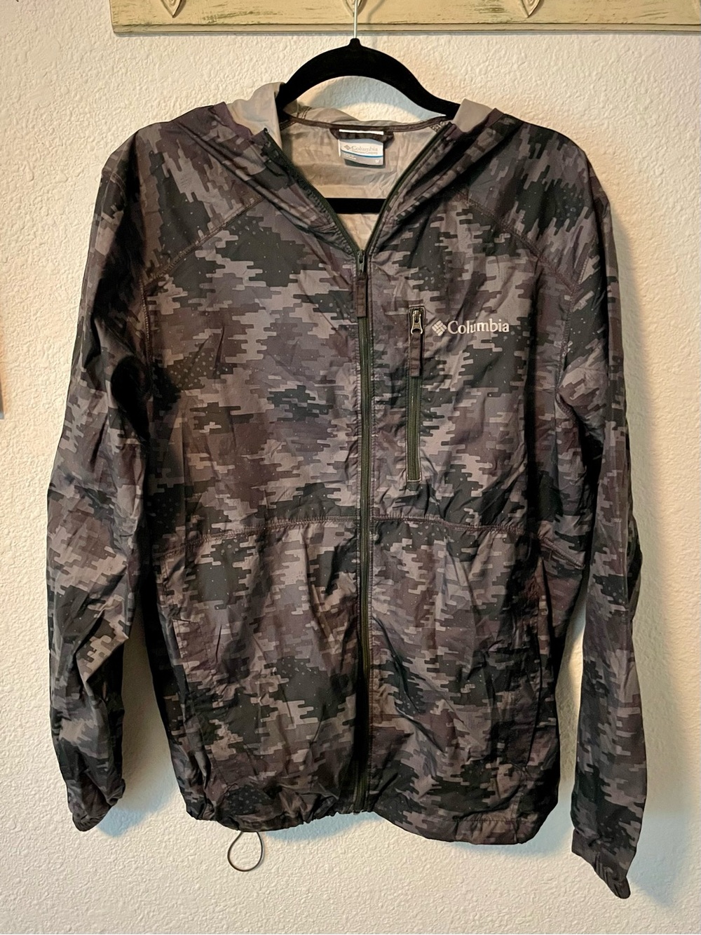 Columbia Men's Hooded Camo Windbreaker - Black and Gray